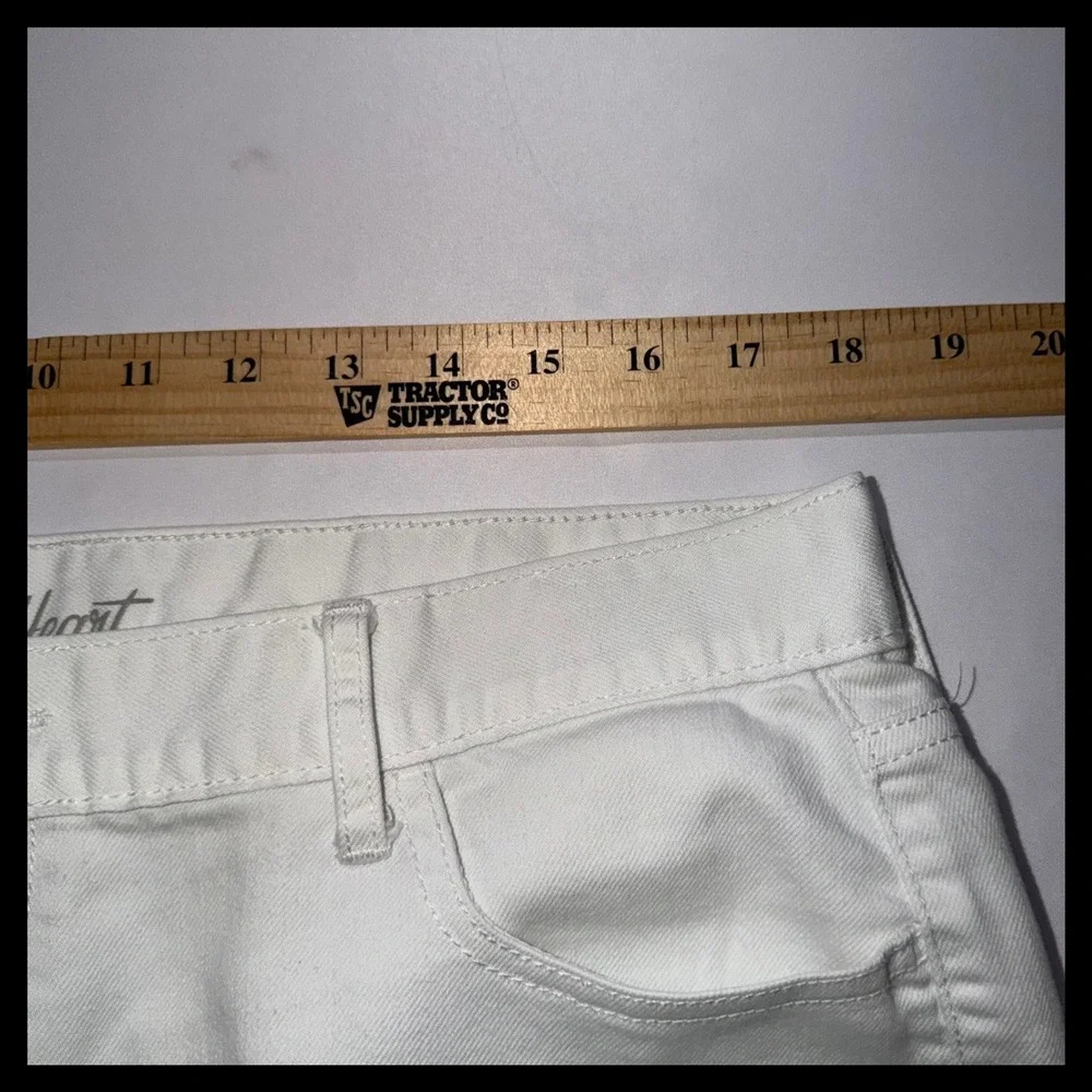 Old Navy The Sweetheart Denim Shorts Womens 14 White Cuffed Casual Summer - Picture 4 of 8